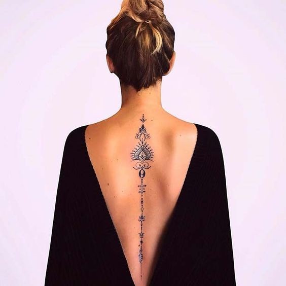 44 tatouages dos qui rendent une femme irrésistible 10