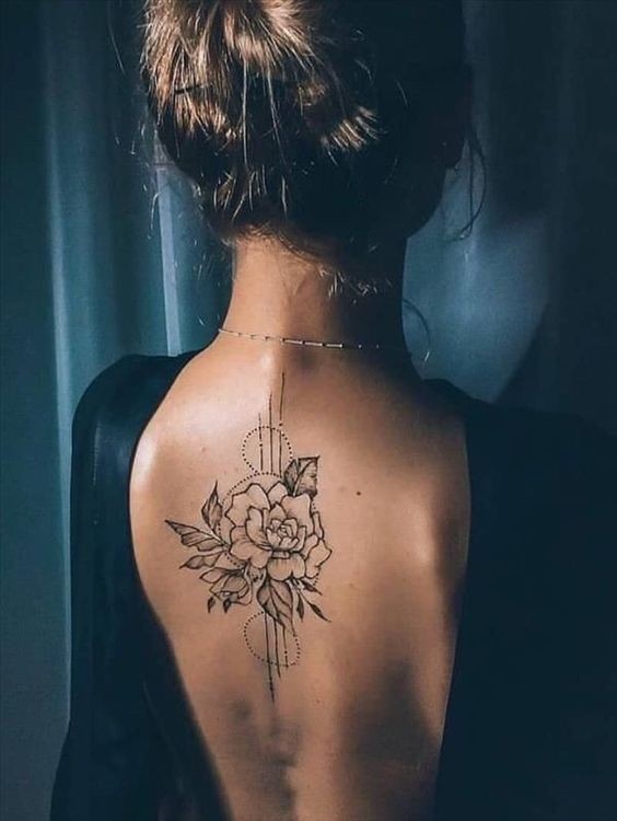 44 tatouages dos qui rendent une femme irrésistible 11