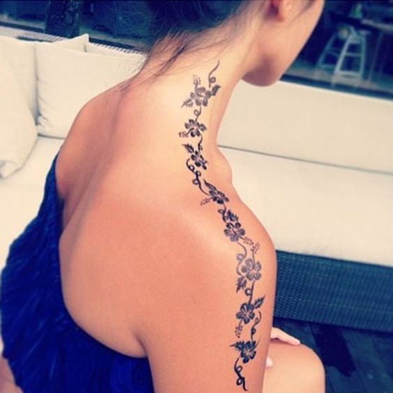 44 tatouages dos qui rendent une femme irrésistible 12