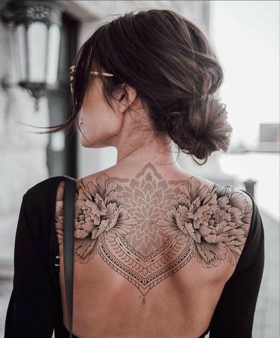 44 tatouages dos qui rendent une femme irrésistible 13