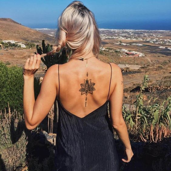 44 tatouages dos qui rendent une femme irrésistible 14