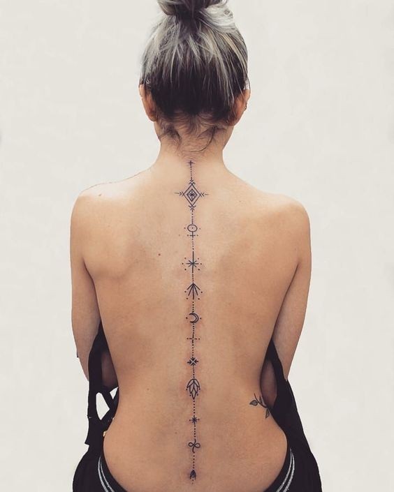 44 tatouages dos qui rendent une femme irrésistible 16