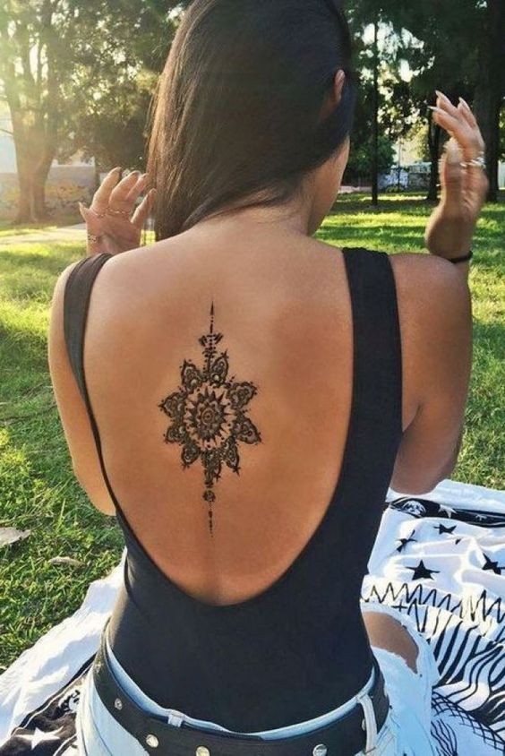 44 tatouages dos qui rendent une femme irrésistible 19