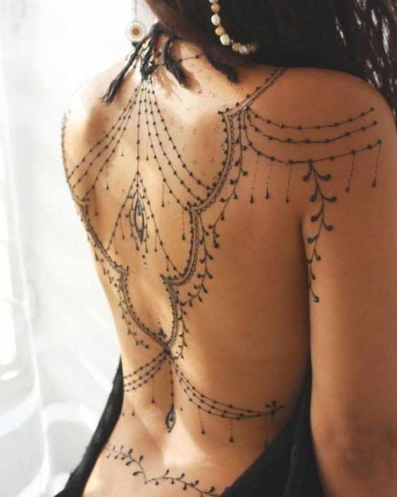 44 tatouages dos qui rendent une femme irrésistible 22