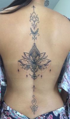 44 tatouages dos qui rendent une femme irrésistible 23