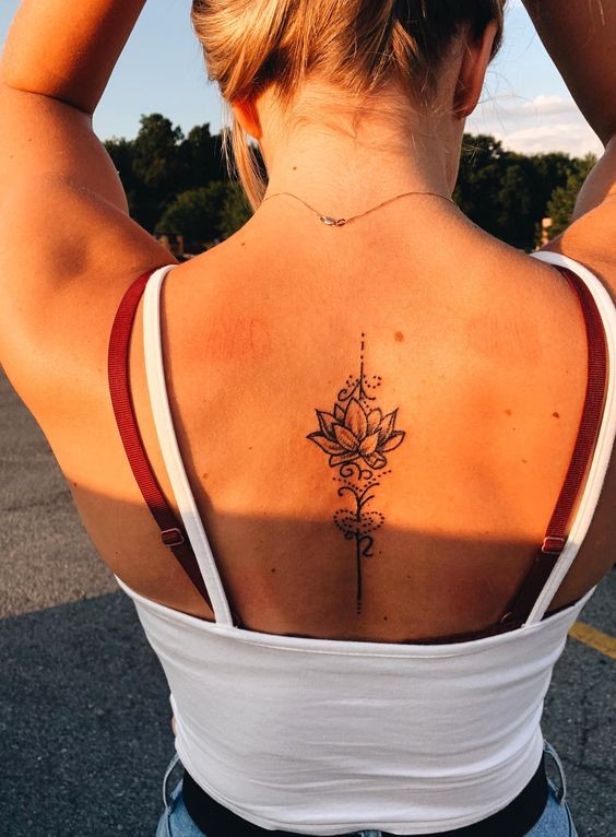 44 tatouages dos qui rendent une femme irrésistible 27