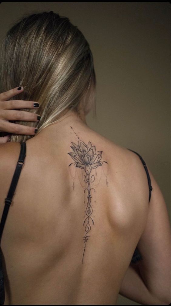 44 tatouages dos qui rendent une femme irrésistible 30