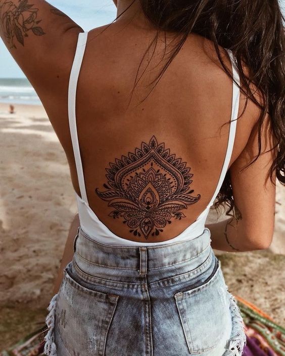 44 tatouages dos qui rendent une femme irrésistible 32