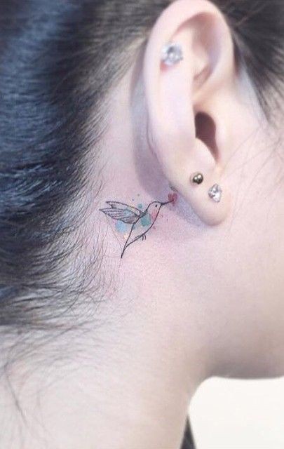 27 Beaux tatouages subtils et féminins derrière l'oreille 2