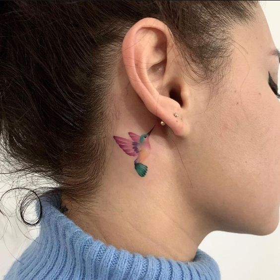 27 Beaux tatouages subtils et féminins derrière l'oreille 3