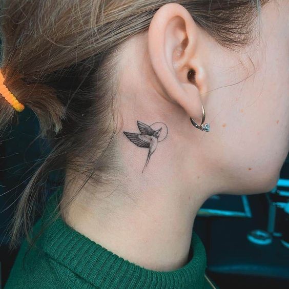 27 Beaux tatouages subtils et féminins derrière l'oreille 5