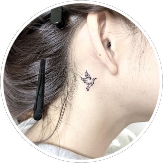 27 Beaux tatouages subtils et féminins derrière l'oreille 6