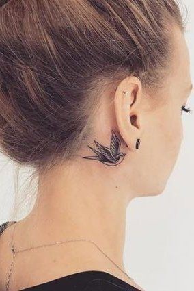 27 Beaux tatouages subtils et féminins derrière l'oreille 8