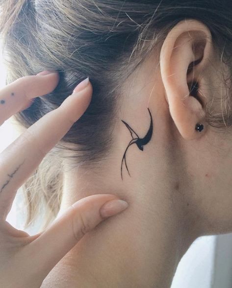 27 Beaux tatouages subtils et féminins derrière l'oreille 9