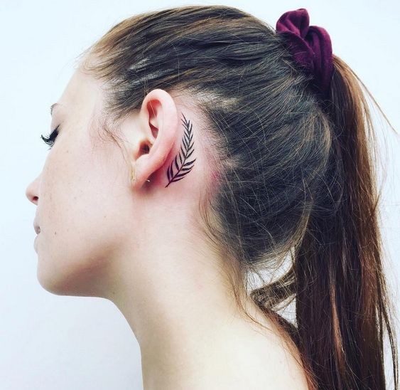 27 Beaux tatouages subtils et féminins derrière l'oreille 10