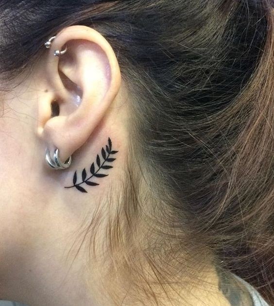 27 Beaux tatouages subtils et féminins derrière l'oreille 11