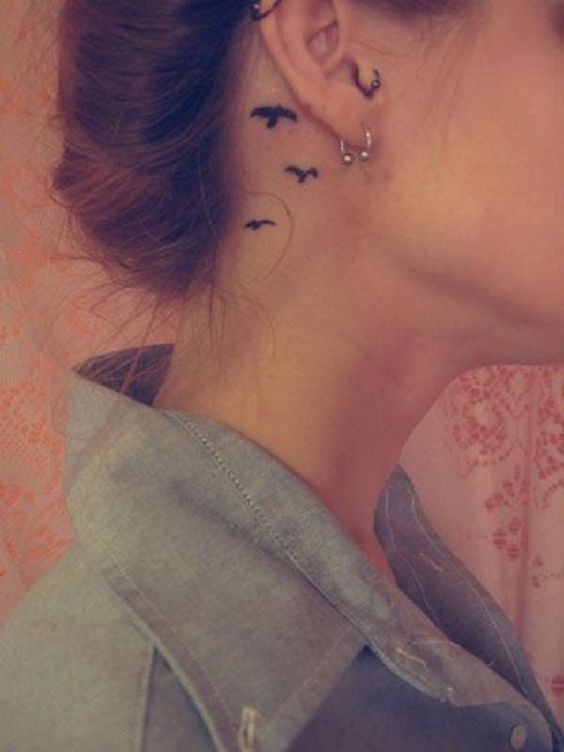 27 Beaux tatouages subtils et féminins derrière l'oreille 13