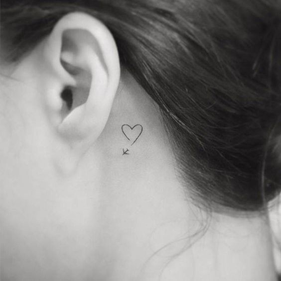 27 Beaux tatouages subtils et féminins derrière l'oreille 15