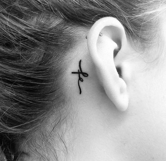 27 Beaux tatouages subtils et féminins derrière l'oreille 18