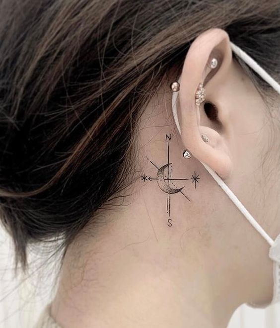 27 Beaux tatouages subtils et féminins derrière l'oreille 19