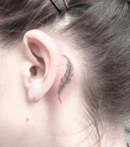 27 Beaux tatouages subtils et féminins derrière l'oreille 20