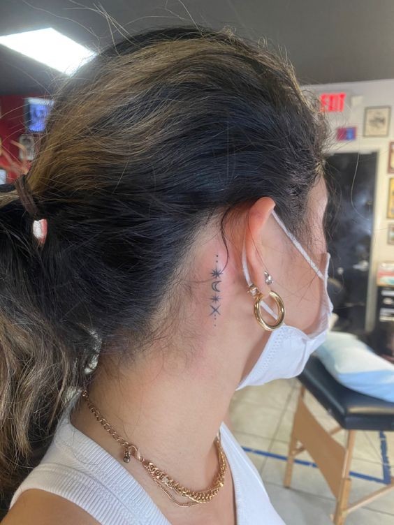 27 Beaux tatouages subtils et féminins derrière l'oreille 21