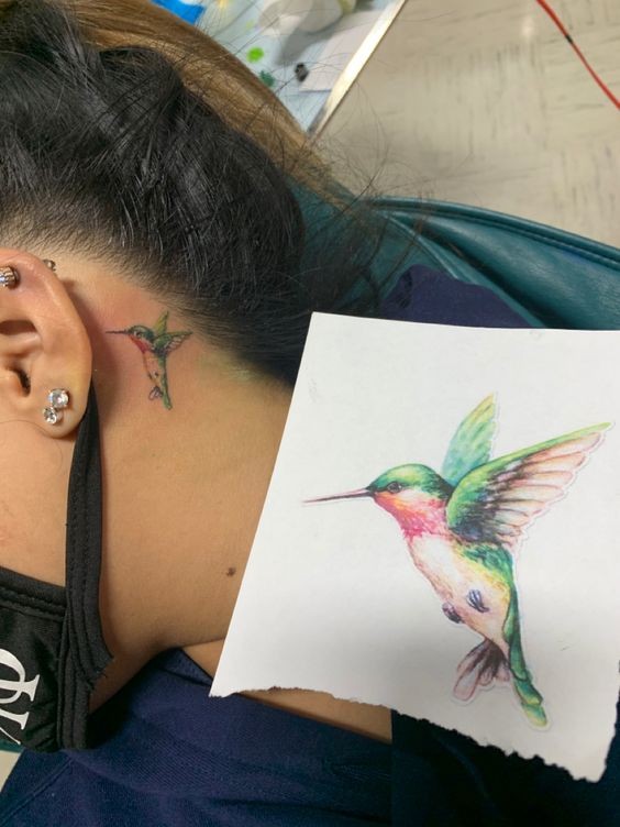 27 Beaux tatouages subtils et féminins derrière l'oreille 23