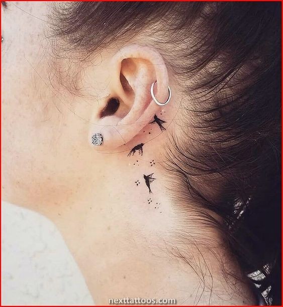 27 Beaux tatouages subtils et féminins derrière l'oreille 24