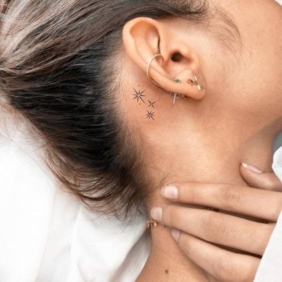 27 Beaux tatouages subtils et féminins derrière l'oreille 25