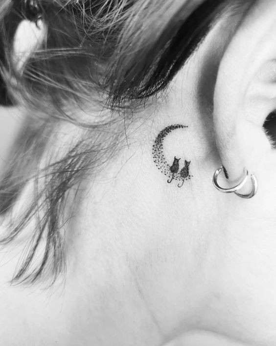 27 Beaux tatouages subtils et féminins derrière l'oreille 26