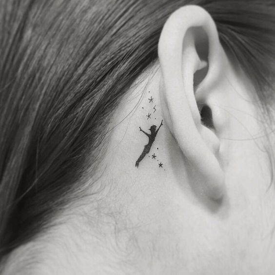 27 Beaux tatouages subtils et féminins derrière l'oreille 27