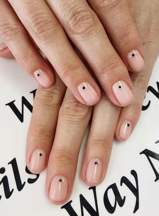 17 nails art minimalistes pour des ongles courts 36