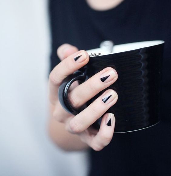 17 nails art minimalistes pour des ongles courts 42