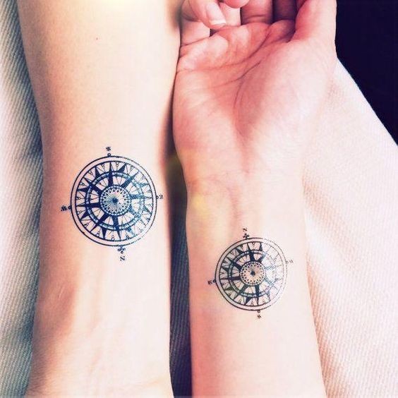 Tatouages boussole : 38 idées pour vous aider à trouver votre voie 33