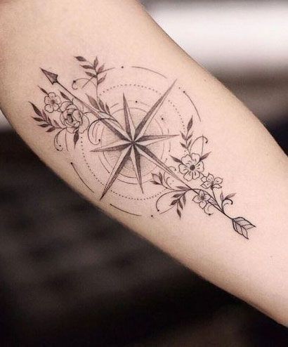 Tatouages boussole : 38 idées pour vous aider à trouver votre voie 35