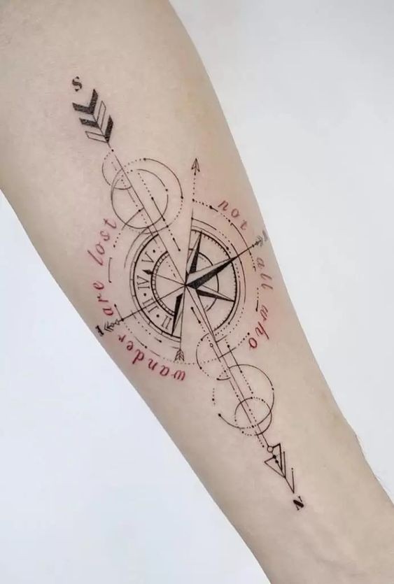 Tatouages boussole : 38 idées pour vous aider à trouver votre voie 13