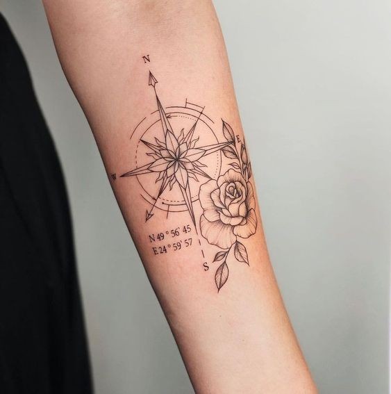 Tatouage boussole femme : 20 idées pour trouver votre chemin vers l'élégance 2