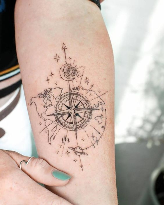 Tatouage boussole femme : 20 idées pour trouver votre chemin vers l'élégance 16