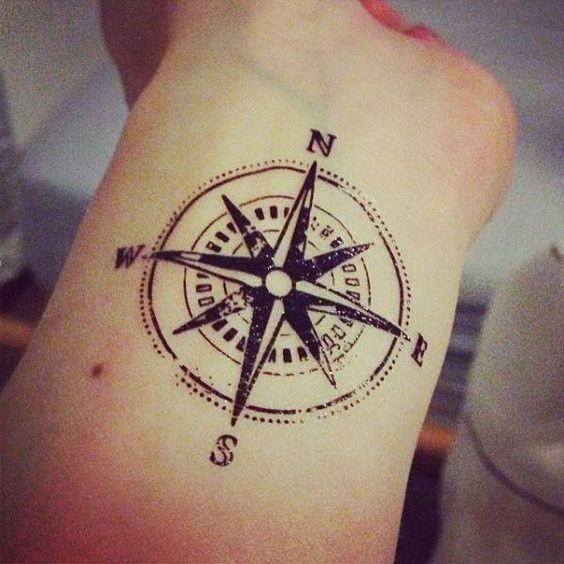 Tatouage boussole femme : 20 idées pour trouver votre chemin vers l'élégance 5