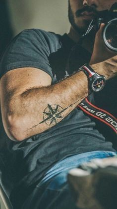 Tatouage boussole homme : 22 idées qui vous mèneront à votre prochaine aventure 1