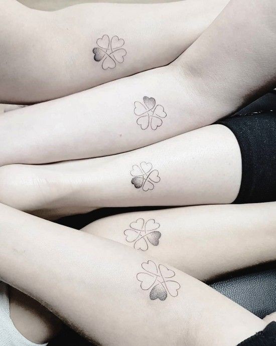 25 petits tatouages sœurs pour célébrer votre lien spécial 1