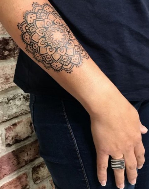 30 beaux tatouages ???mandala de bras pour femme 17