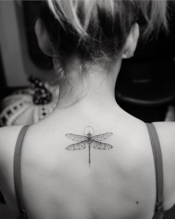 15 top idées de tatouages nuque 7