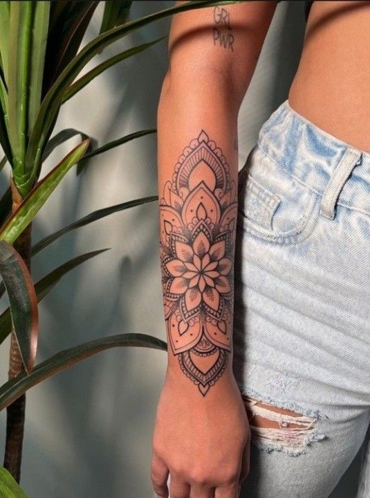 30 beaux tatouages ???mandala de bras pour femme 30