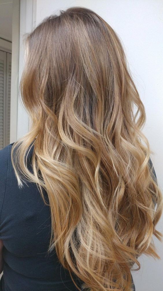 30 Couleurs de cheveux avec balayage blond miel tendance 2023 13