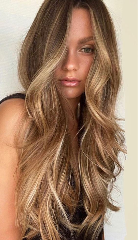 30 Couleurs de cheveux avec balayage blond miel tendance 2023 16