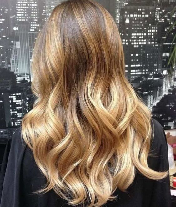 30 Couleurs de cheveux avec balayage blond miel tendance 2023 23