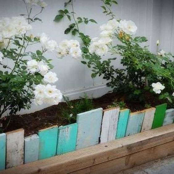 9 idées de bordures de jardin en bois de palettes 4