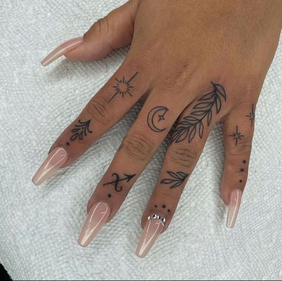 21 Idées de tatouages femme main pour s'inspirer 8