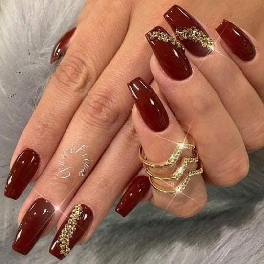 24 idées d'ongles bordeaux pour s'inspirer 3